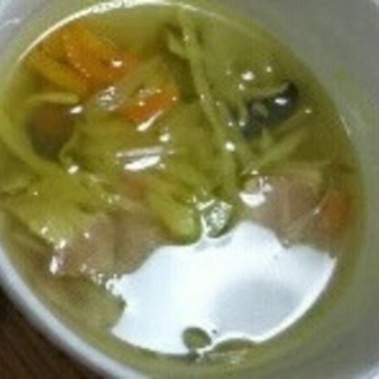 ベーコンの旨みと野菜の甘みをたっぷりと感じられるスープで美味しかったです。
寒い時期ですので温まりました。